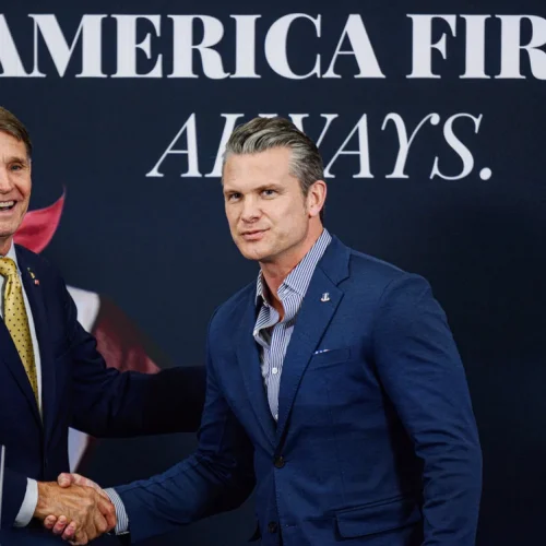 Hegseth mischt sich in Republikaner-Streit ein – Partei für Trump ergriffen