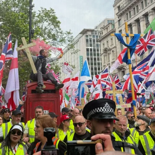 Zehntausende protestieren in London: Polizei koordiniert rechten und pro-palästinensischen Protest