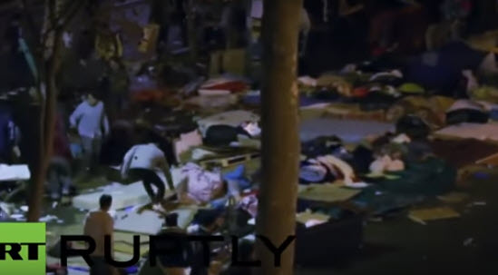 Paris: Bürgerwehr greift Flüchtlinge an