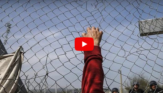 Idomeni: Migranten versuchen Grenzzaun niederzureissen