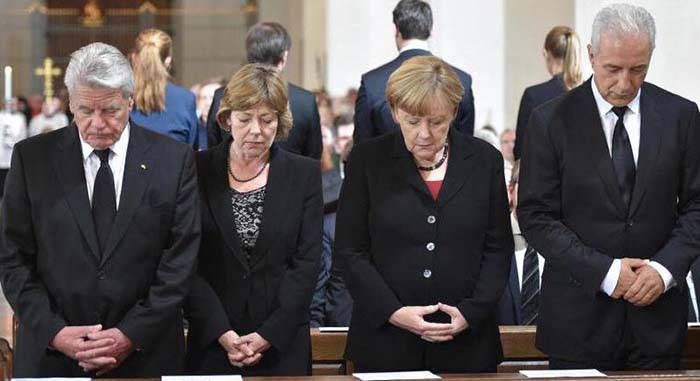 München: Merkel auf Trauerfeier mit Raute