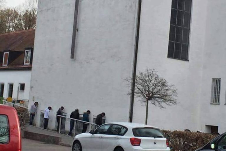 Sankt Gertrud Pfarrei klärt über Foto auf: „Flüchtlinge pinkeln nicht, sie beten gerade“