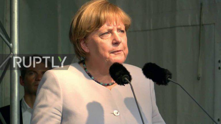 Merkel in Berlin: „Merkel muss weg“ Rufe und laute Rufe „Lügnerin“