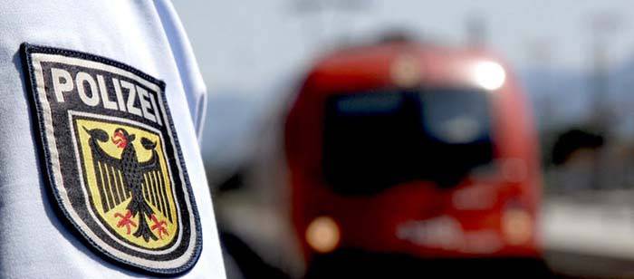 Vier dunkelhäutige Schwarzfahrer bespucken Zugbegleiterin und Lokführer bei Fahrscheinkontrolle