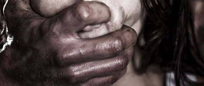 Schwarzafrikaner fordert Frau zum Oralsex auf – vergewaltigt sie anschließend