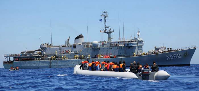 Frontex-Schiffe benutzt wie Taxiunternehmen: Millionen Afrikaner sitzen auf ihren Koffern