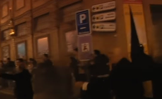 „Störer“ verbreiten in Sevilla bei Osterprozession Panik
