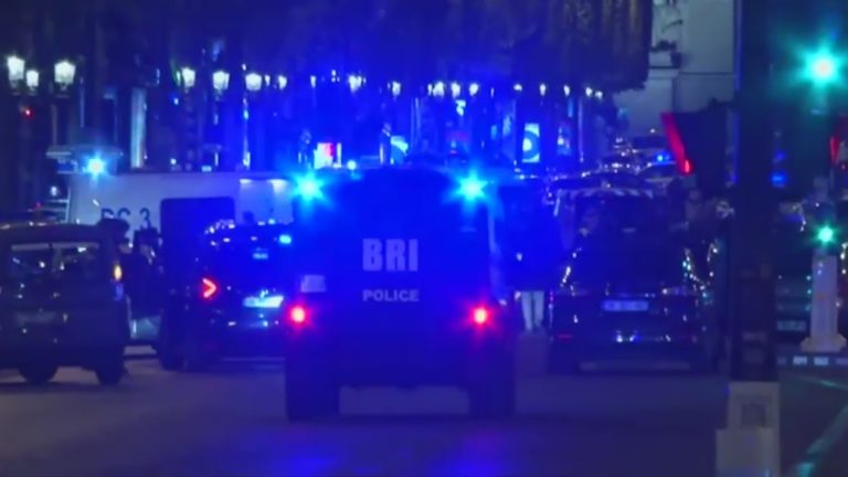 Terror in Paris: IS bekennt sich – Angreifer schoss gezielt auf Polizeiauto