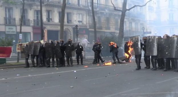 Erster Mai in Paris: Polizisten stehen in Flammen – Zerstörung weit und breit