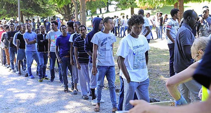 Weiterleiten nach Norden: Italien droht mit Ausstellung von Not-Visa für 200.000 Migranten