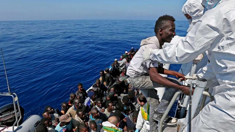 Es geht weiter! Rückzug der NGOs: Einsatz weiterer EU-Schiffe zur Rettung von Migranten im Mittelmeer möglich
