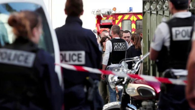 Paris-Attentäter festgenommen: Polizei ging hinter Autos in Deckung und eröffnete das Feuer