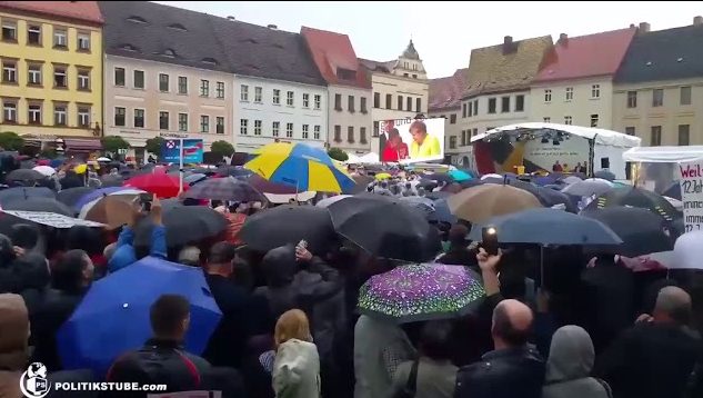 Gebührender Empfang für Merkel gestern in Torgau: Pfeif und Buh-Konzert
