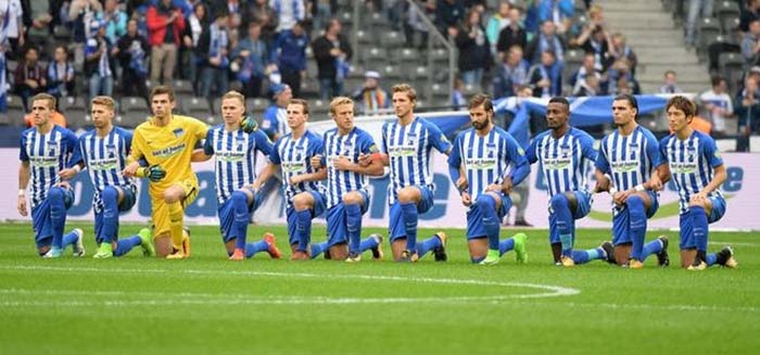 Peinliche Aktion? Hertha BSC-Spieler gehen gegen Donald Trump auf die Knie
