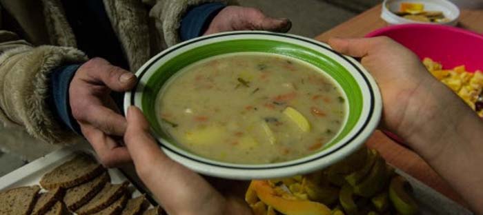 Wuppertaler Tafel setzt EU-Richtlinie um: Keine Auslieferung mehr von warmen Mahlzeiten an Kinder und Obdachlose