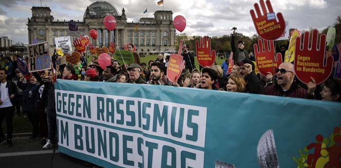Linksfront marschiert in Berlin: Demo gegen die AfD im Regierungsviertel