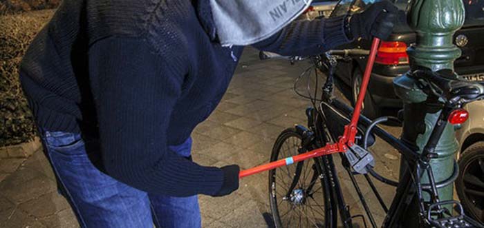 Berlin, wat ist aus dir geworden? Passantin stellt mutmaßlichen Fahrraddieb zur Rede – Passanten verteidigen den Mann