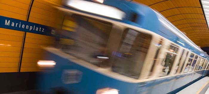München, Ihr schafft das: CSU will Verhaltensregeln für „Männer“ in Bussen und Bahnen