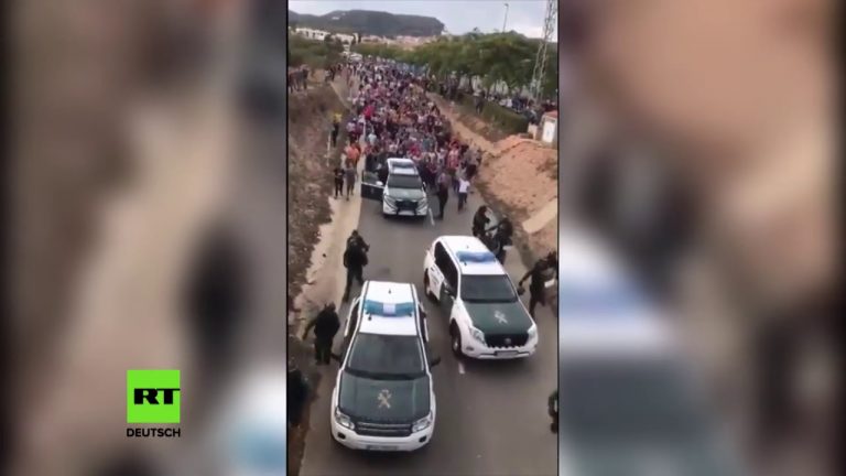 Katalanen vertreiben eine Staffel der Guardia Civil (Spanische Polizei) aus ihrer Stadt