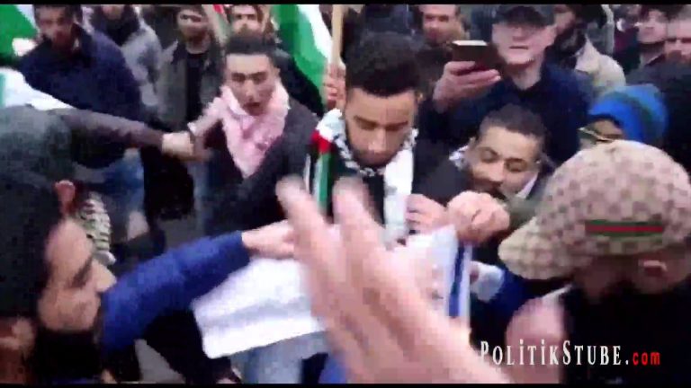 Auch in Stuttgart verbrennen Moslems israelische Flaggen