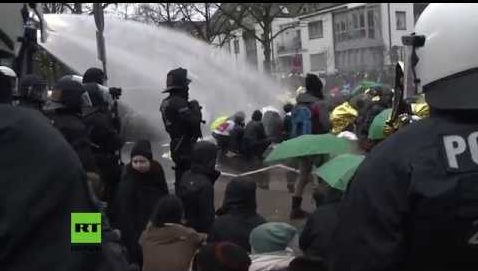 AfD-Bundesparteitag eskaliert: Polizei räumt Blockade mit Wasserwerfern