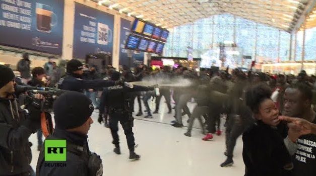 Eskalation in Paris: Polizei setzt Tränengas gegen Dutzende Afrikaner ein