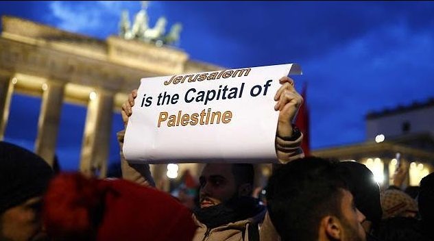 Statt die Judenhass-Demos von Moslems sofort aufzulösen, will die Polizei nur beobachten