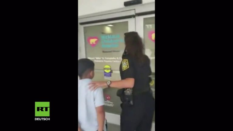 Miami: Siebenjähriger wird nach Angriff auf seine Lehrerin in Handschellen abgeführt