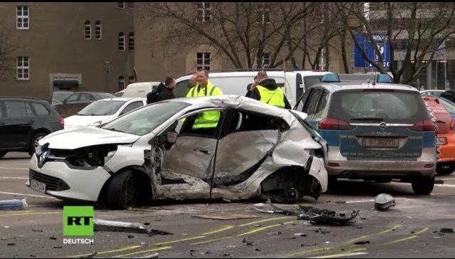 Schwerer Unfall mit Polizeiauto in Berlin: Frau stirbt und zwei Polizisten werden schwer verletzt