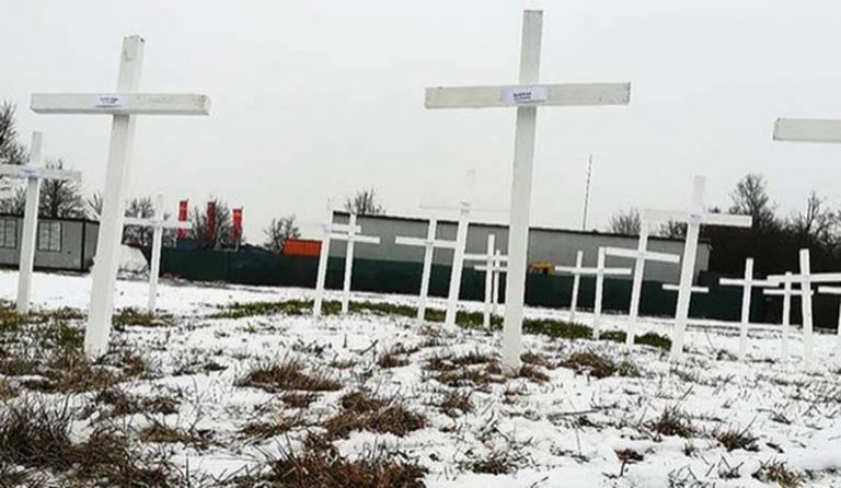 Protestaktion: 26 Holzkreuze auf Bauplatz der Regensburger Moschee aufgestellt