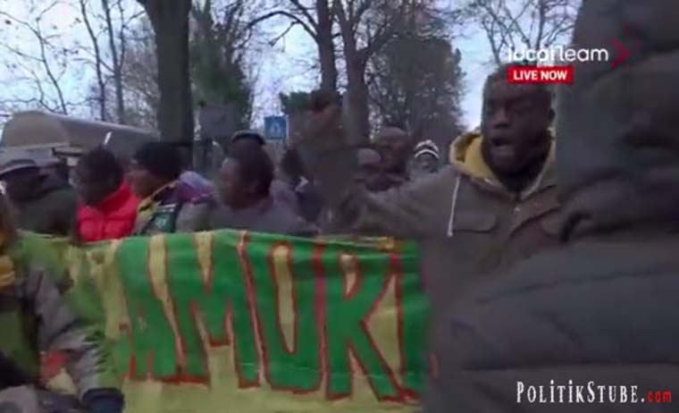 Afrikanisches Protest-Ritual in Italien