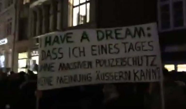 „Merkel muss Weg“ Demo in Hamburg