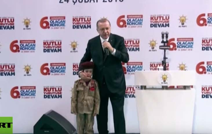 Erdogan küsst schluchzendes Mädchen in Uniform: „Wenn Du Dich opferst, werden wir Dich ehren!“