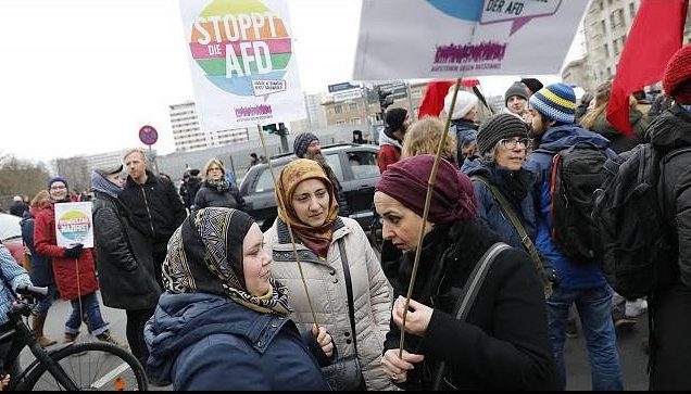 Berlin: 1000 Linksfaschisten blockieren Frauenmarsch