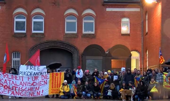 Neumünster: Unterstützer des katalanischen Ex-Präsidenten protestieren vor JVA für Freilassung