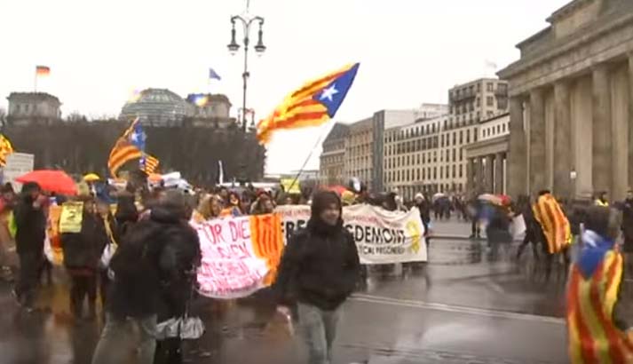 „Free Puigdemont“: Hunderte demonstrieren in Berlin