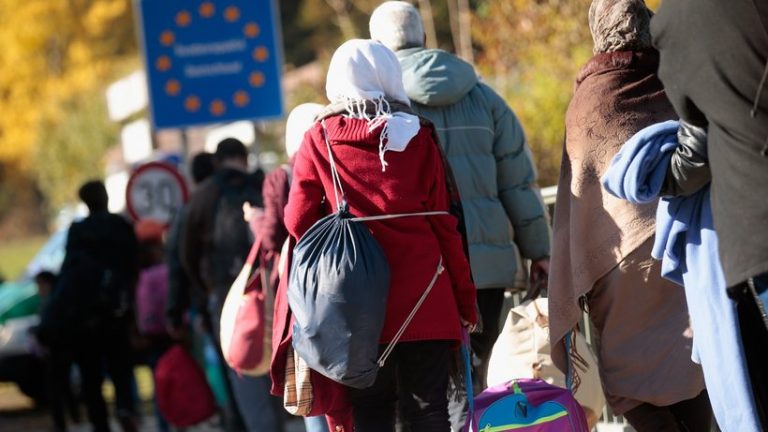 „Flüchtlinge“ verkaufen zunehmend ihre deutschen Papiere, um anderen Einreise zu ermöglichen