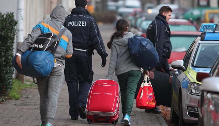 Es wird immer verrückter in Berlin: Polizei muss bei Abschiebungen jetzt Nachtruhe beachten
