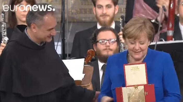 Ausgerechnet Merkel mit Friedenslicht ausgezeichnet