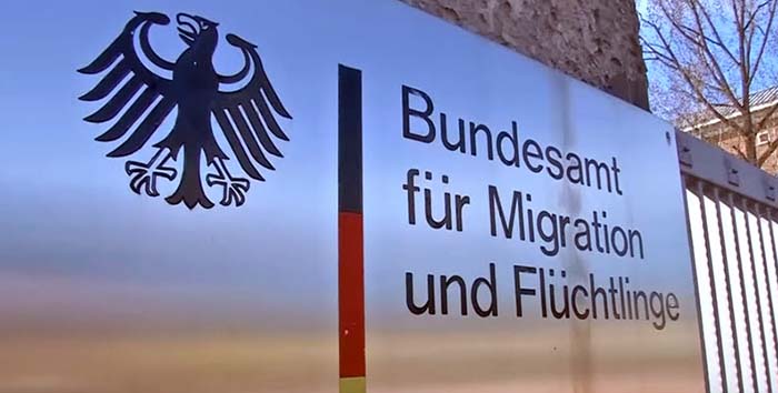Der blanke Wahnsinn: BAMF legt Tausende Asylverfahren von Migranten auf Eis
