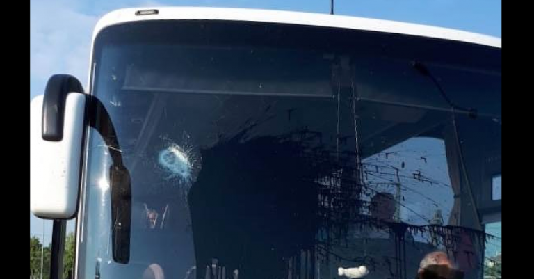 Es geht schon los: Vermummte attackieren AfD-Bus mit Steinen und Farbbeutel