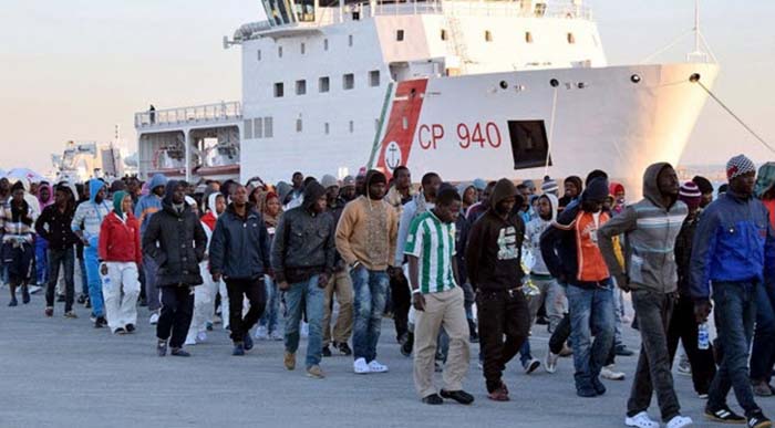 Ulla Jelpke (Die Linke) empört: „Flüchtlinge“ warten in Italien auf Ausreise nach Deutschland