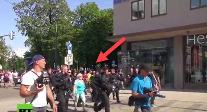 Pegida in Augsburg: Pinkeln unter Polizeischutz