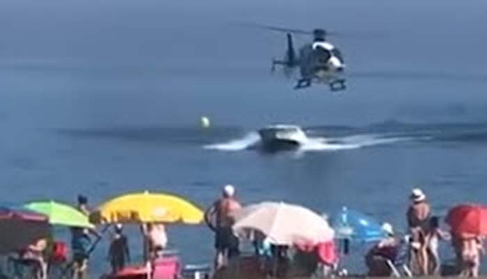 Polizei-Hubschrauber verfolgt Drogenschmuggler an spanischem Strand