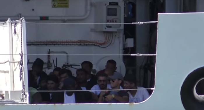 ITALIEN: Schleuser identifiziert – Migranten dürfen Schiff verlassen