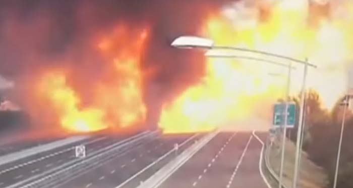 ITALIEN: Tanklastwagen explodiert auf Autobahnbrücke in Bologna