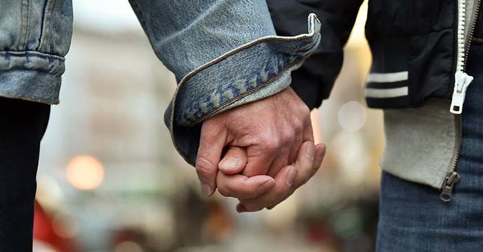 Von der Leyen „ganz stolz“: EU will eigenen Pass für homosexuelle Eltern