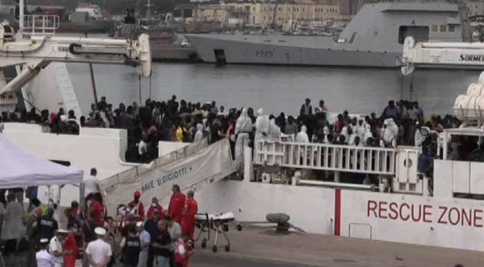 „Diciotti“ legt auf Sizilien an – Migranten müssen an Bord bleiben