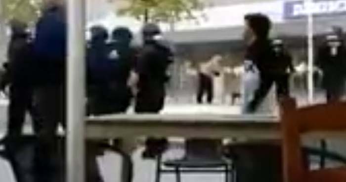 Video: Polizei geht auf wütende Bürger in Chemnitz los