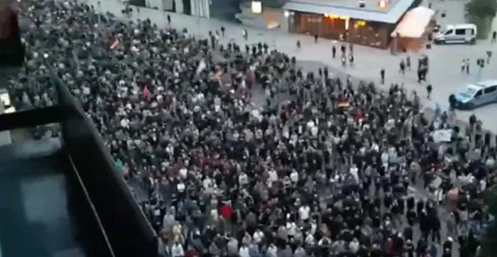 12.000 Bürger protestieren in Chemnitz gegen Asylmorde